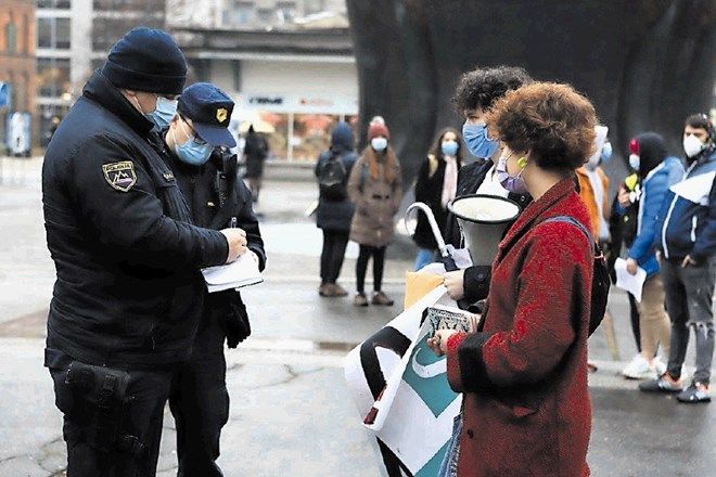 Zakon, ki poglablja represivno vlogo policije potrjen na vladi