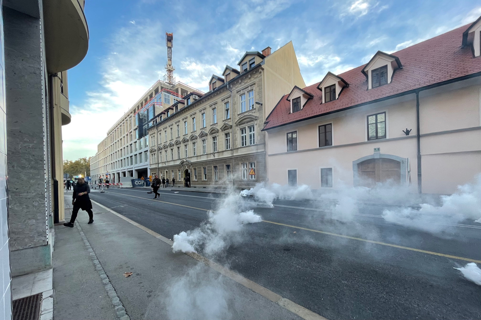 Oklepanje oblasti za vsako ceno je direktna pot v totalitarizem