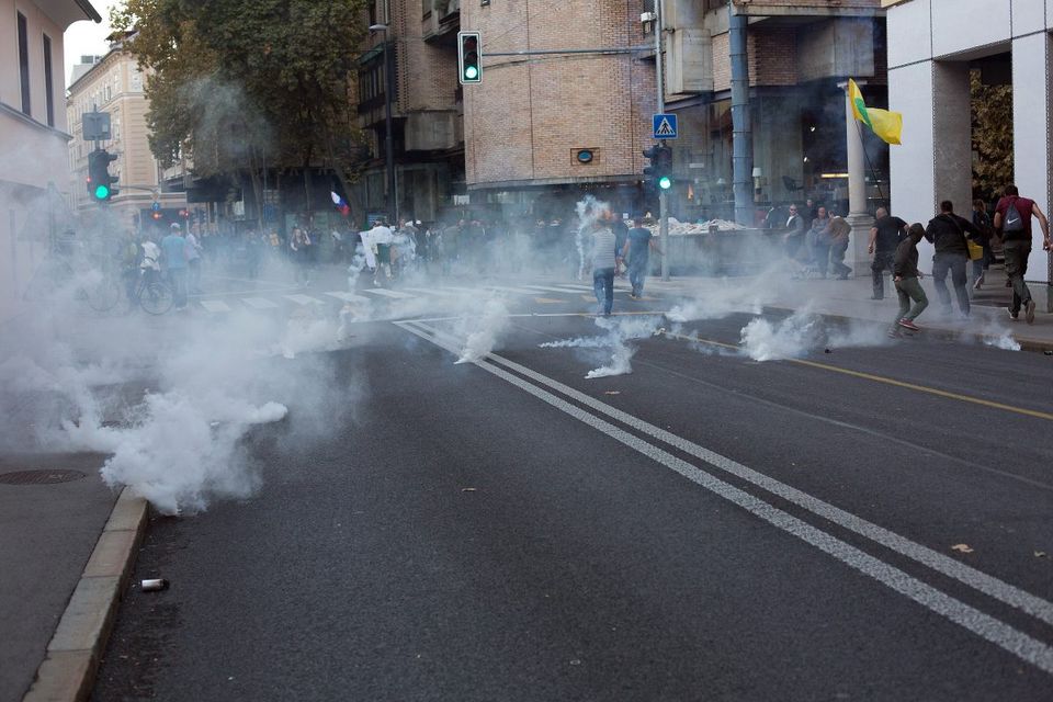 Podcenjevanje policijskega ravnanja na protestih 5.10. 2021